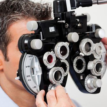 Óptica La Palma hombre en optometría